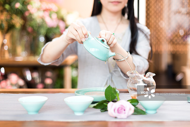 功夫茶茶艺表演和桌上的茶具图片素材