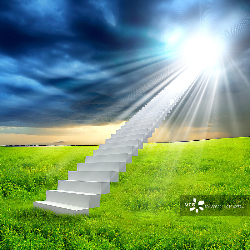 在绿草的背景下，一架白色的梯子延伸到明亮的天空。通往天堂之路的象征图片素材