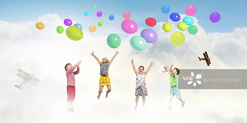 顽皮的孩子抓气球。一群快乐的孩子在玩五颜六色的气球图片素材