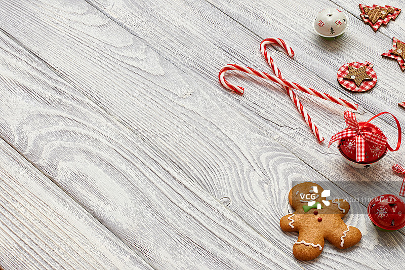 圣诞节自制姜饼和装饰在木制的背景上图片素材