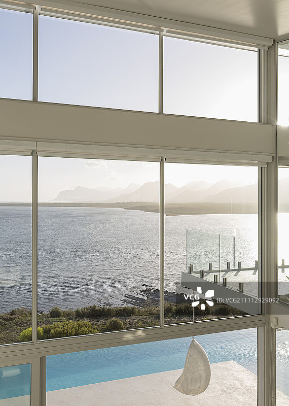 阳光明媚，宁静的现代豪华住宅展示与海景图片素材
