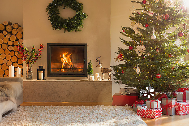 客厅里的壁炉和圣诞树图片素材