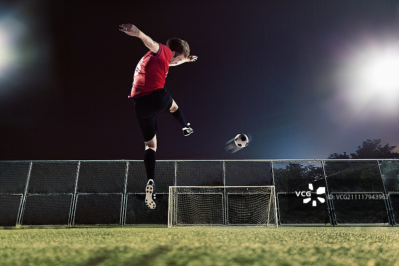 运动员把足球踢向球门图片素材