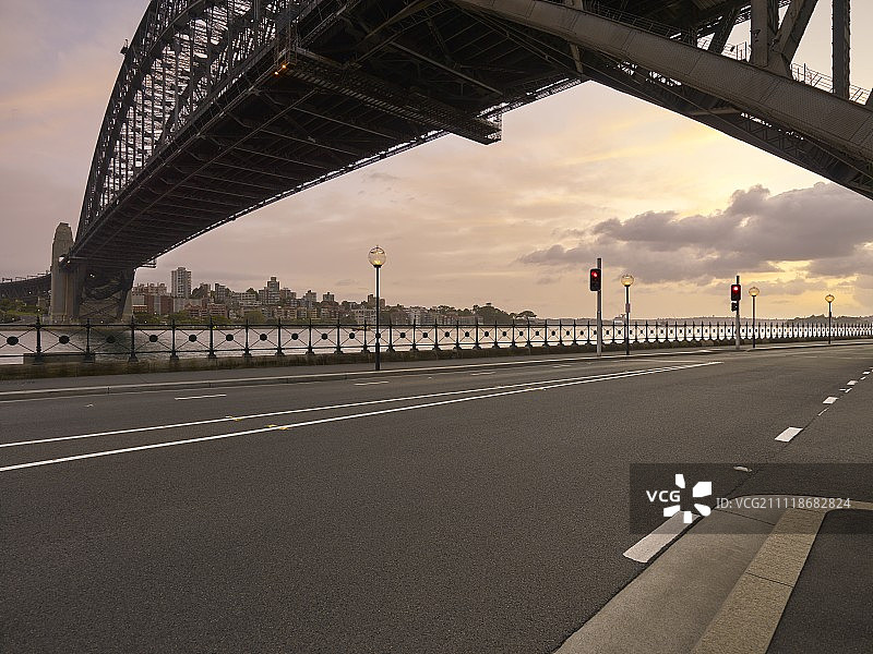 城市道路下海港大桥，黎明图片素材
