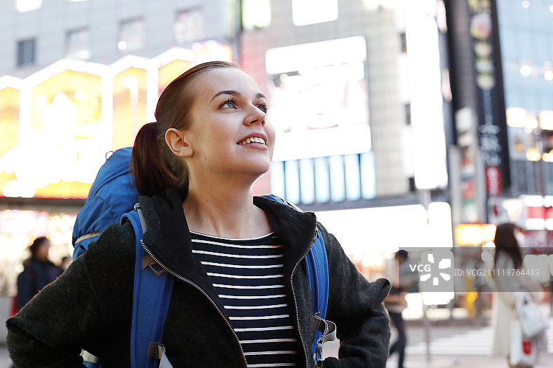 高加索背包客晚上在东京市中心，东京，日本图片素材