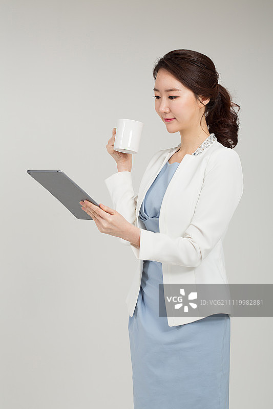 一个正在使用平板电脑的女人图片素材