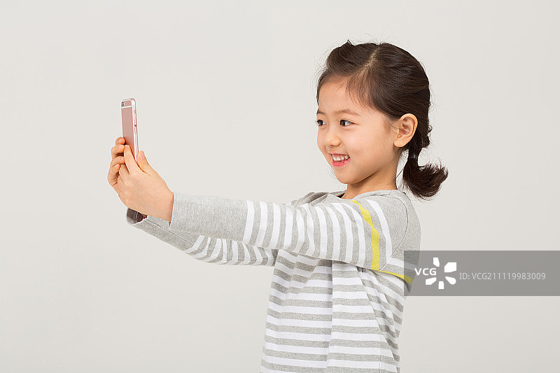 一个女孩在用智能手机图片素材