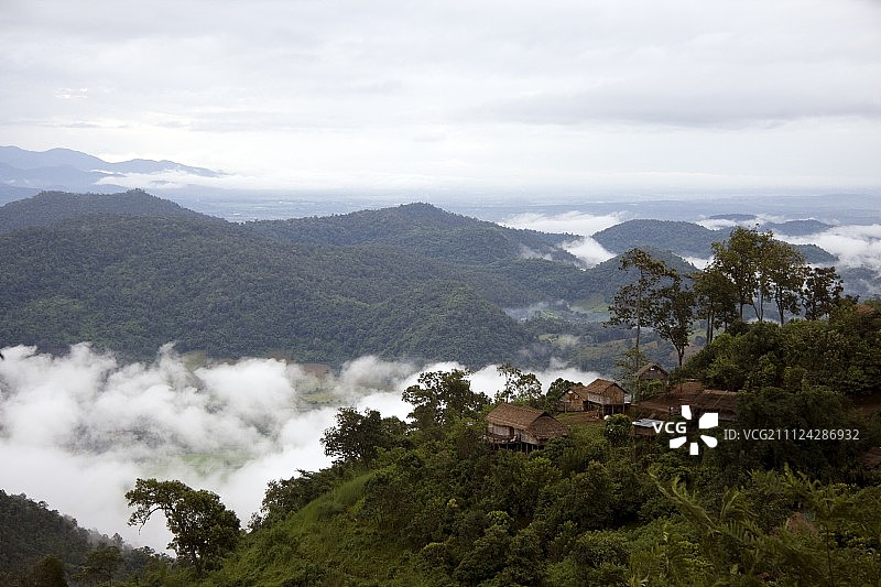 泰国乌东他尼Huei Kut Chap的山地景观和有雾的森林村庄图片素材