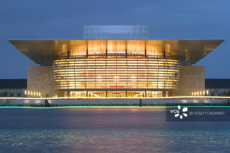 丹麦哥本哈根的皇家歌剧院夜景图片素材
