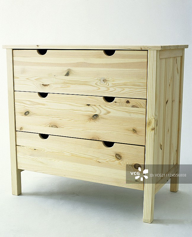 抽屉衣柜由未经处理的木材在白色的背景图片素材