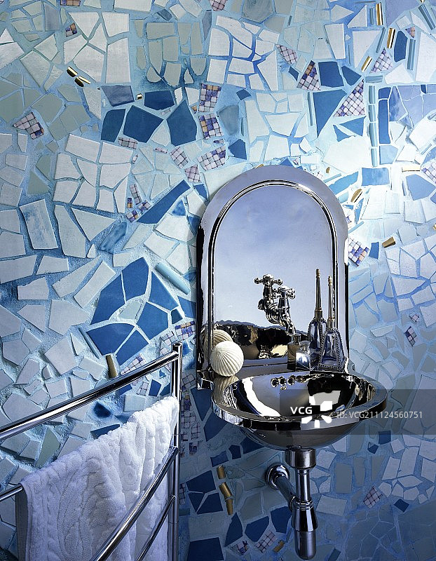 浴室内蓝色马赛克墙面上的洗手盆图片素材
