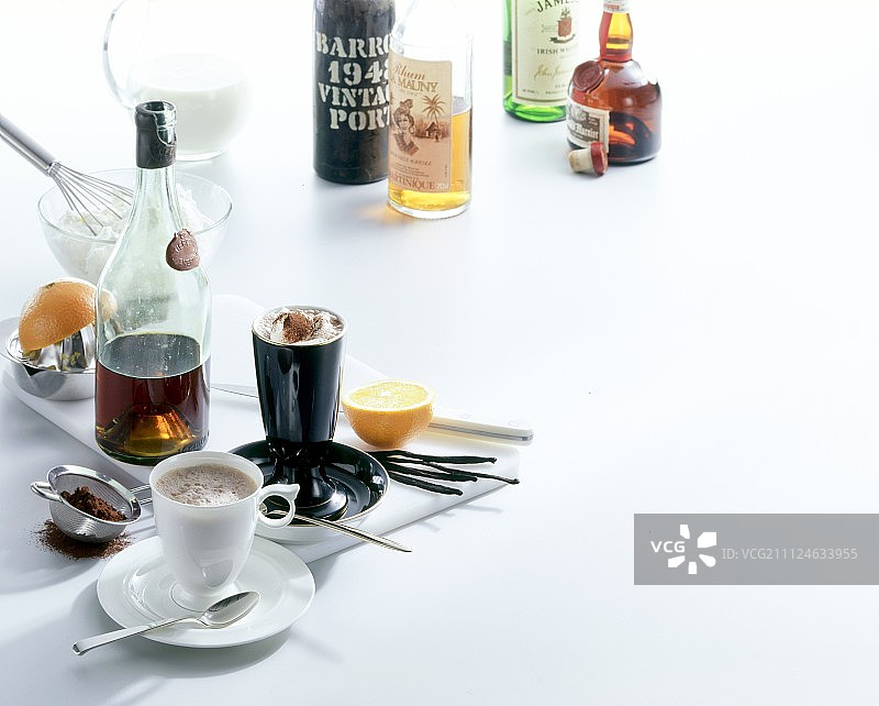 各种各样的朗姆酒和热巧克力杯在白色的背景图片素材
