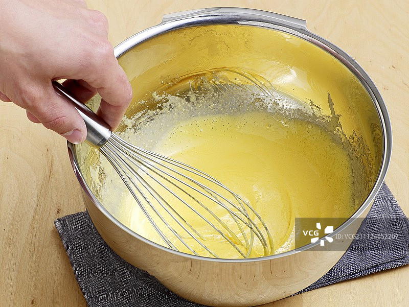 黄油在碗中搅拌，准备香草酱，第一步图片素材