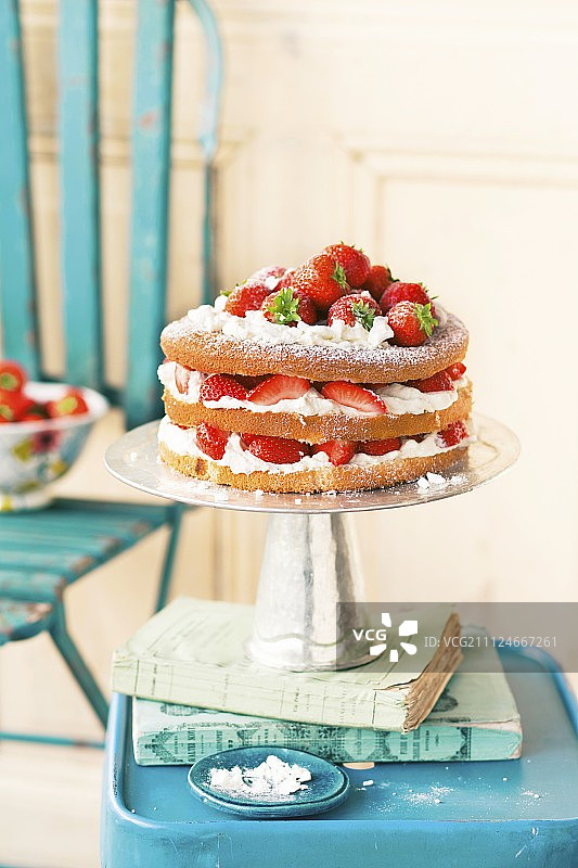 蛋糕架上有草莓和奶油的海绵蛋糕图片素材