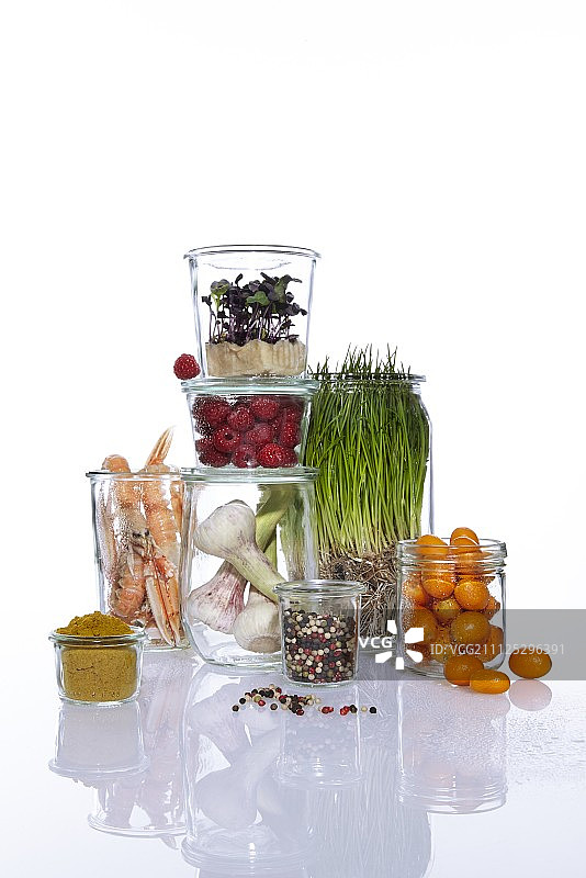 蔬菜，水果，香草和虾储存在玻璃容器图片素材