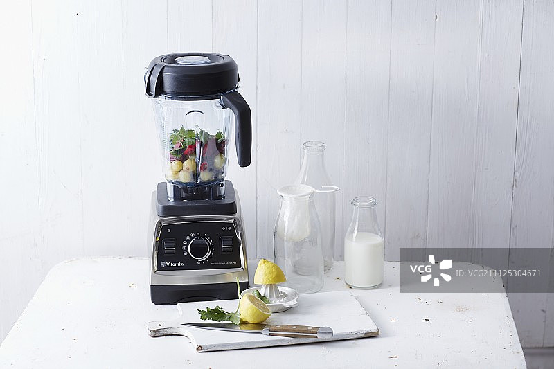 果汁机用来制作果汁的搅拌机和厨房用具图片素材