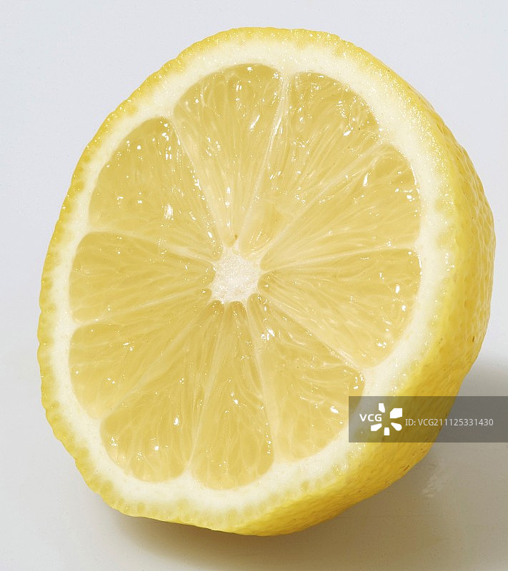 柠檬切成两半图片素材