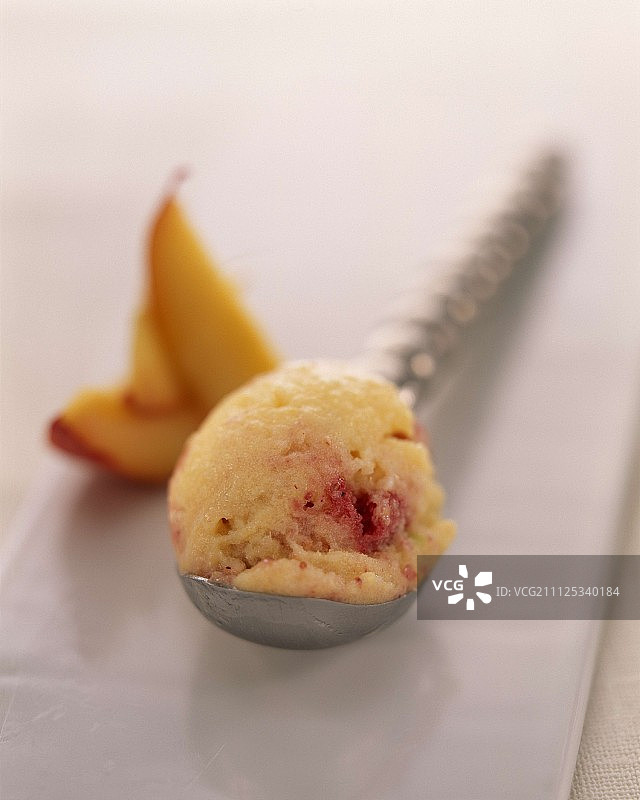 一勺覆盆子、橙花和杏子冰淇淋图片素材