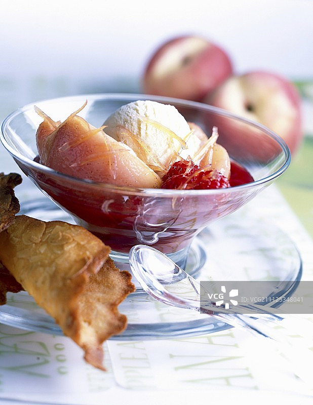 水煮梨和香草冰淇淋配覆盆子酱图片素材