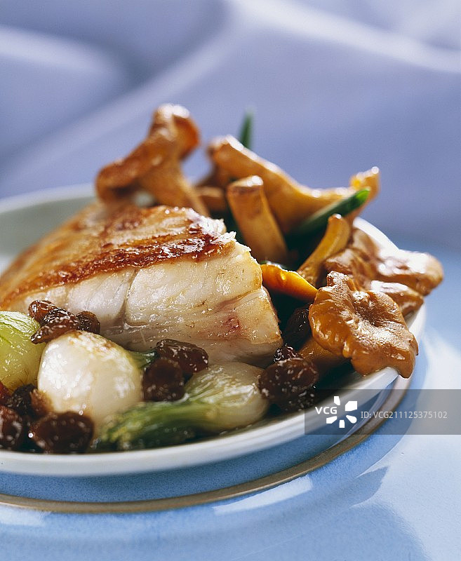 烤比目鱼配蘑菇、洋葱和葡萄干图片素材