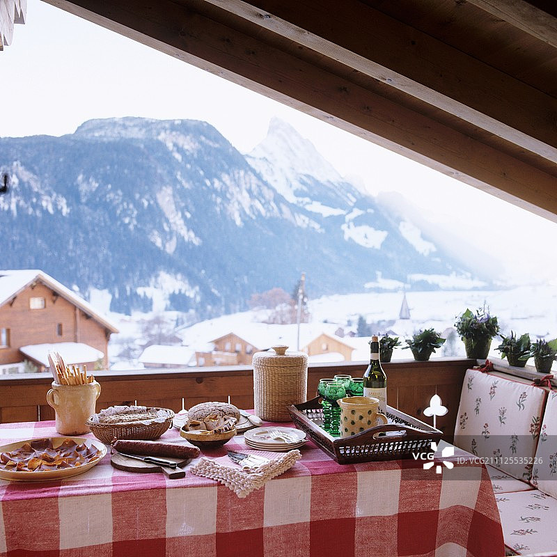 餐桌为简单的午餐设置在凉亭与雪山景观图片素材