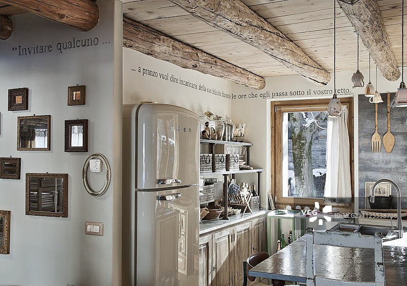 开放式厨房区在木屋与复古冰箱和岛屿柜台图片素材