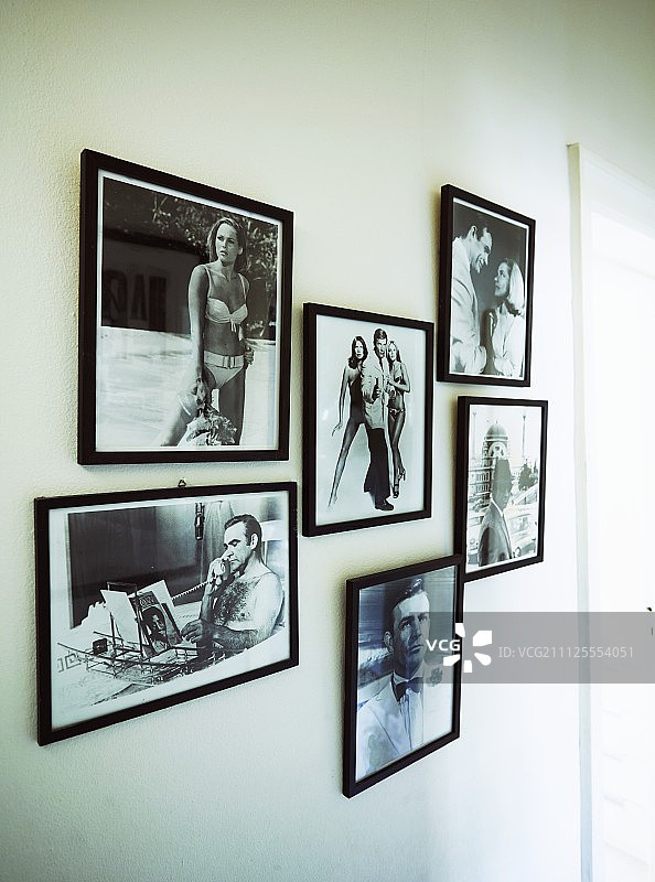 墙上挂着詹姆斯·邦德电影的黑白镜框图片素材