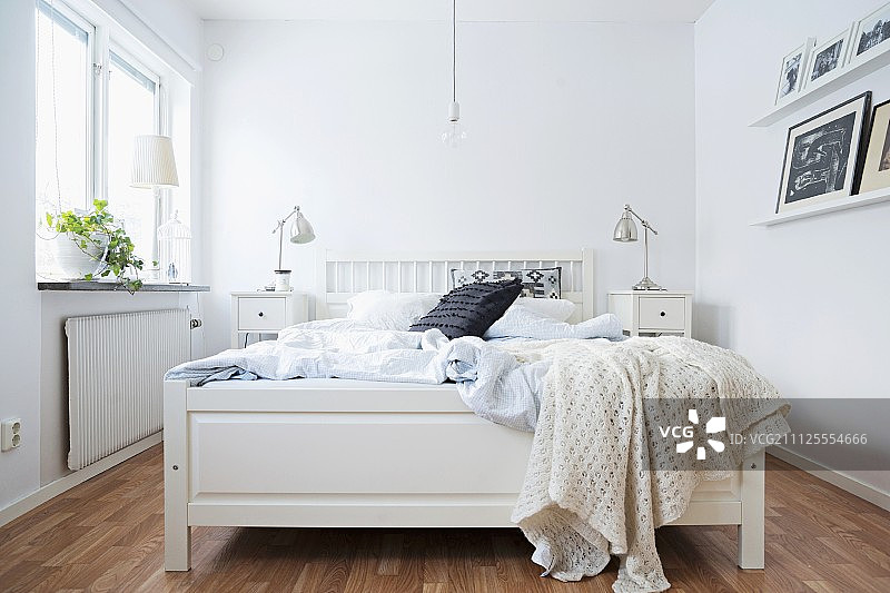 质朴的卧室里的白色木床图片素材
