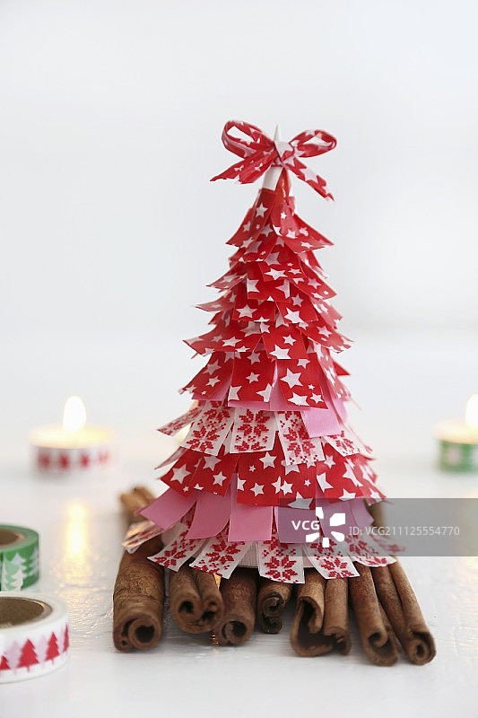 用和木胶带做成的圣诞树和用和木胶带装饰的蜡烛图片素材