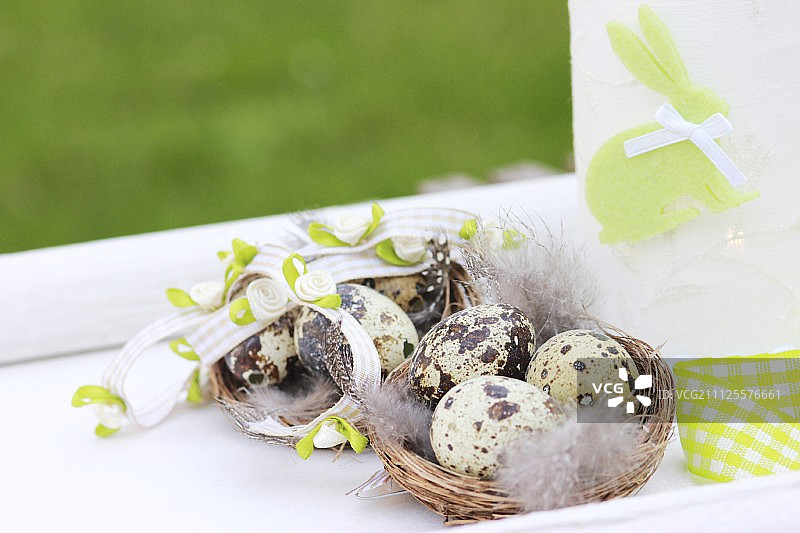 复活节的巢和斑点蛋旁边的灯笼图片素材