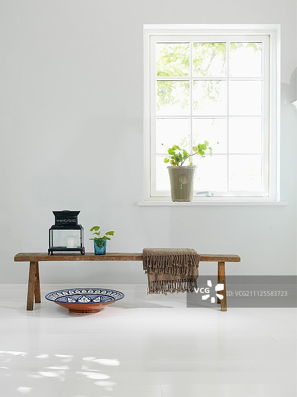 古朴的木凳上放着灯笼，格子窗下白色木地板上放着陶瓷碗图片素材
