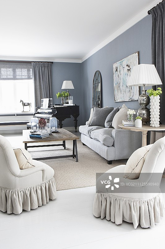 优雅的客厅与软垫家具和黑色钢琴的背景图片素材