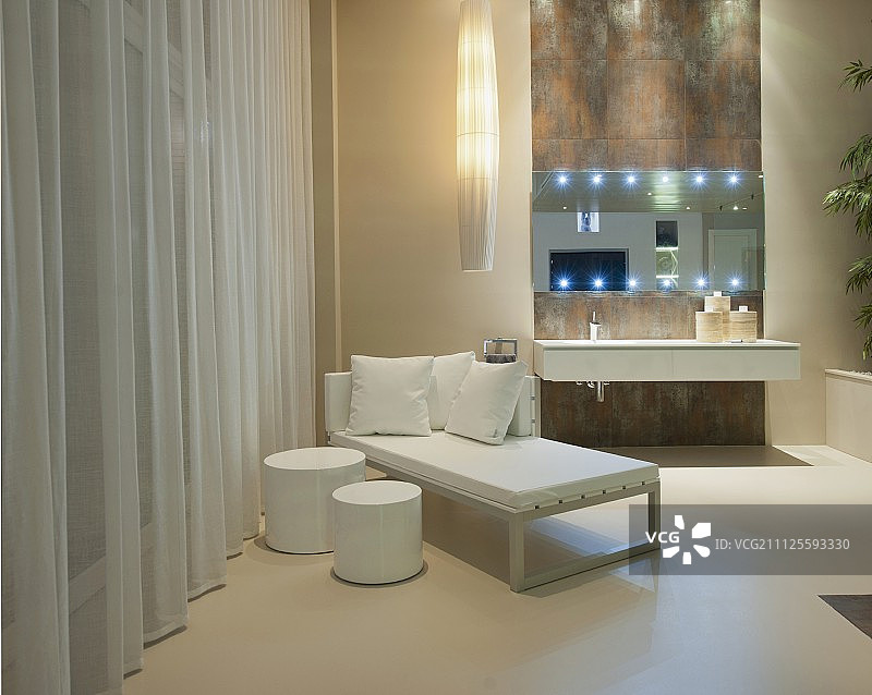 豪华水疗浴室在一个现代的家图片素材