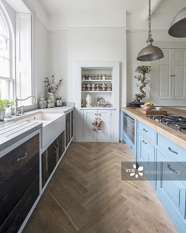两个对面的厨房柜台有不同的正面和食品柜架建在远端墙图片素材