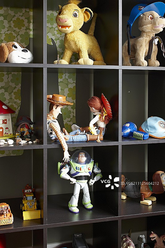 玩具雕像在深色的木制陈列柜图片素材