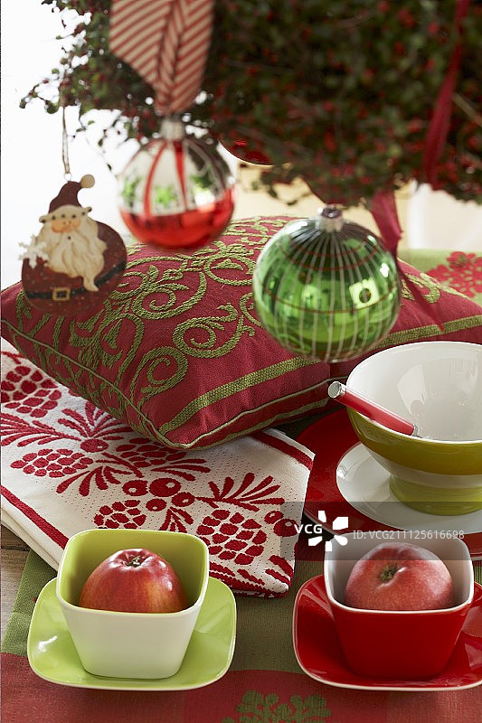 餐桌上装饰着绿色、红色和白色的节日装饰图片素材