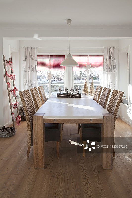 实木桌子和柳条椅子在节日装饰的餐厅图片素材