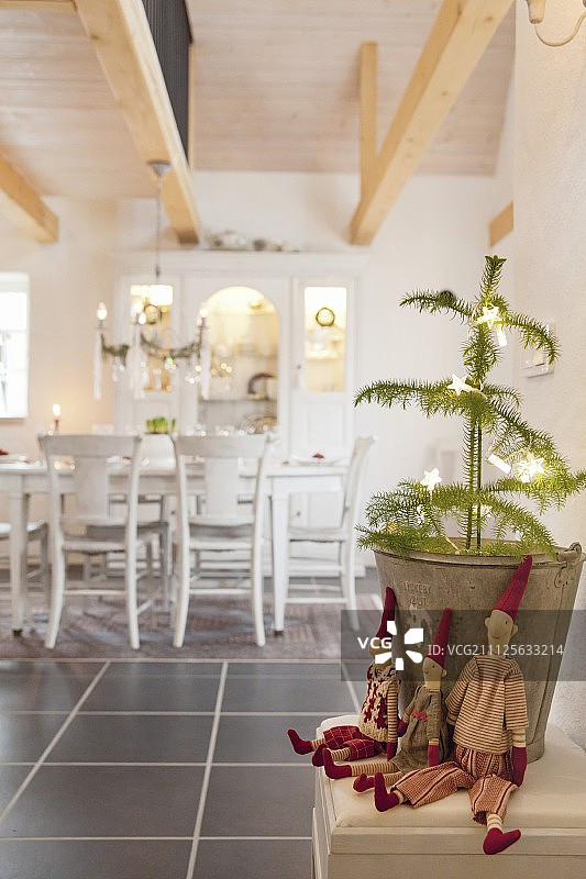 用餐区前摆放着织物侏儒和小圣诞树，上面挂着仙女灯图片素材