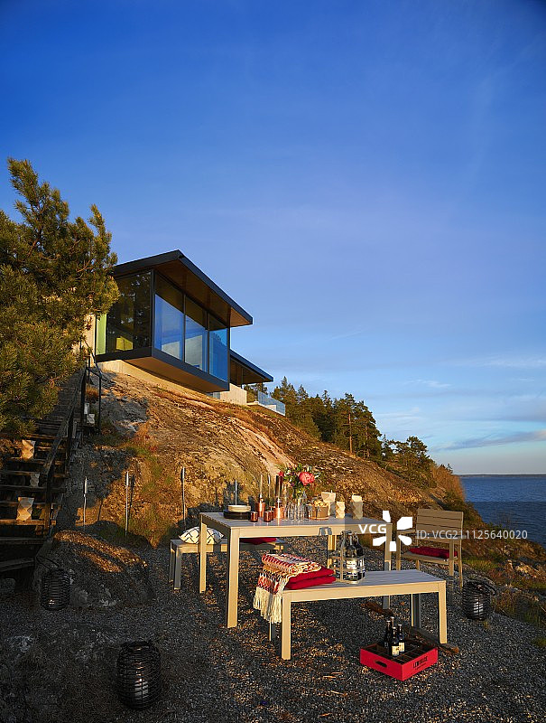 砾石平台与蓝天下的海景和现代海滨别墅图片素材