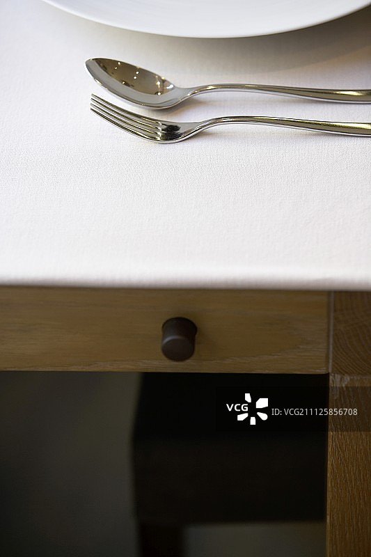 盘子和餐具放在桌子上图片素材