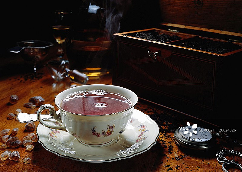 一杯热气腾腾的茶;杯子和碟子图片素材