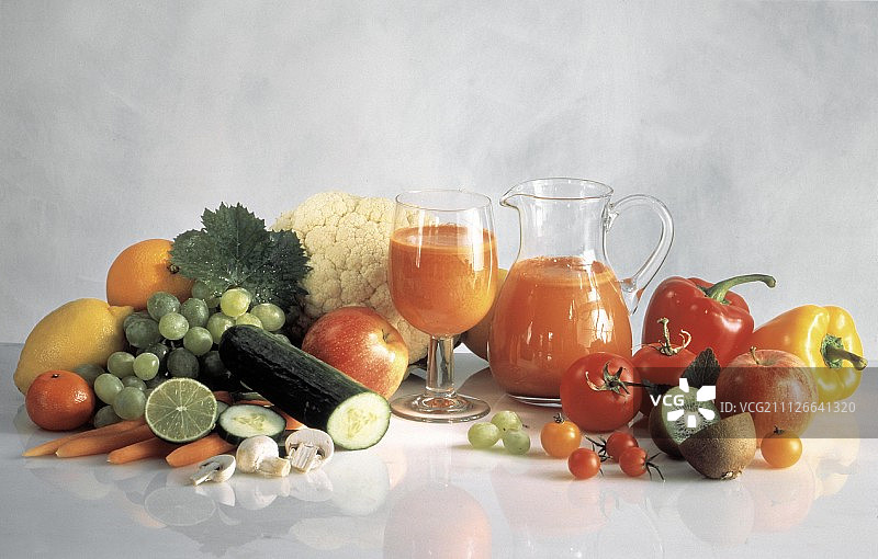 混合蔬菜汁与彩色蔬菜图片素材