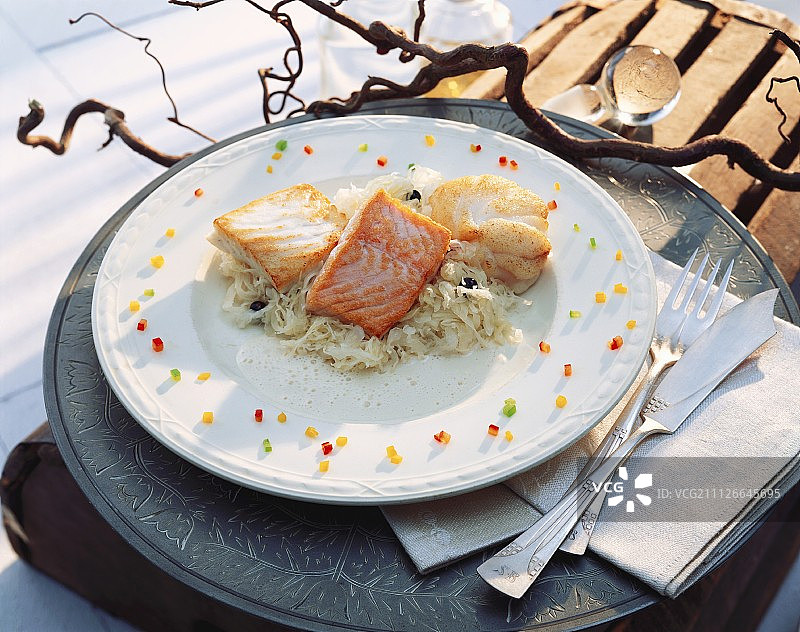 青鳕和安康鱼配奶油酱酸菜图片素材