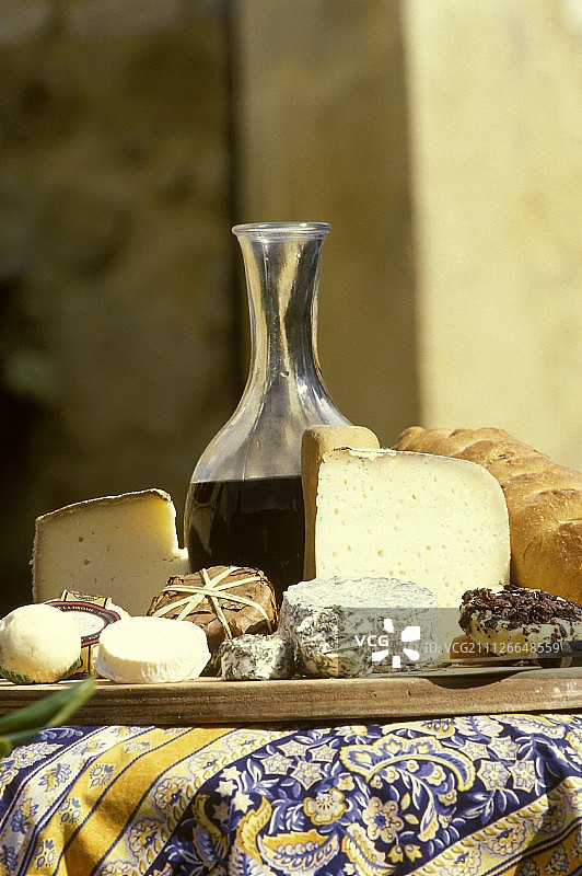 桌上有法国山羊奶酪和红酒图片素材