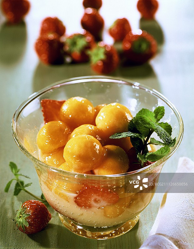 蜜瓜萨巴雍与草莓和新鲜薄荷玻璃碗图片素材