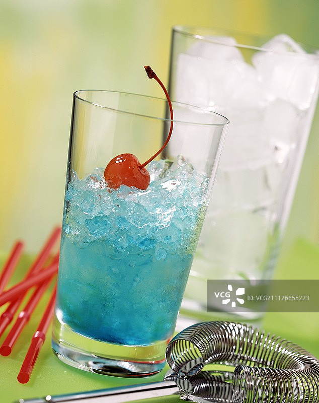 蓝色库拉索酒，碎冰和鸡尾酒樱桃图片素材