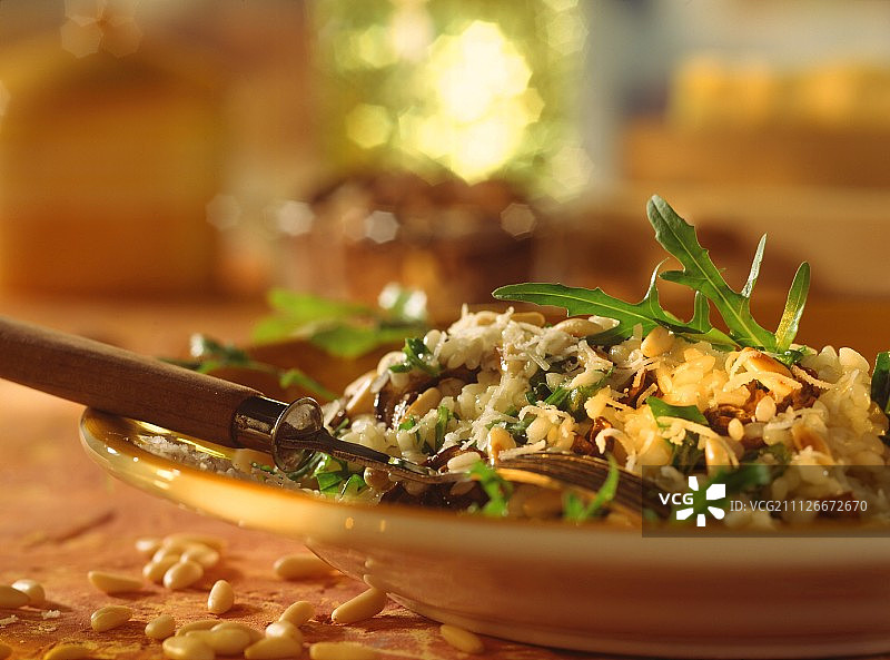 牛肝烩饭(松子和火箭烩饭)图片素材