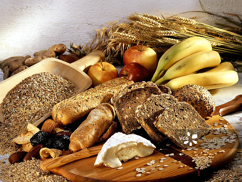 有谷物，全麦面包，水果，奶酪的静物图片素材