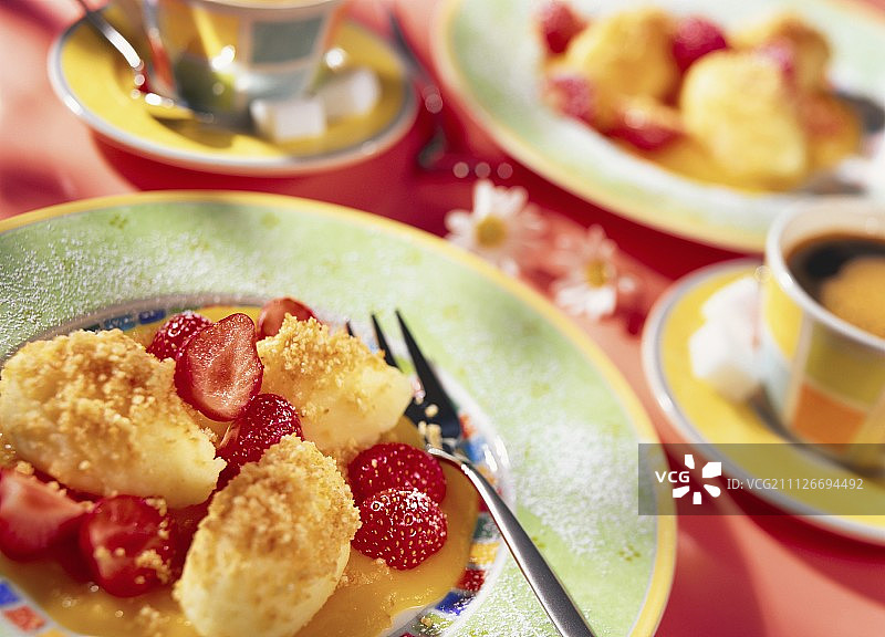 草莓芒果沙司小麦粉饺子图片素材