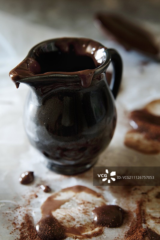 将融化的巧克力放入深色陶瓷罐中图片素材
